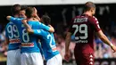 Gelandang Napoli Marek Hamsik merayakan gol bersama rekannya saat melawan Torino dalam pertandingan Liga Italia di San Paolo Comunal Stadium (6/5). (Cesare Abbate / ANSA via AP)