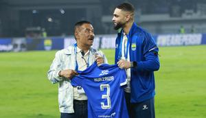 Persib Bandung resmi memperkenalkan Layvin Kurzawa sebagai bagian dari Maung Bandung untuk putaran kedua BRI Super League 2025/2026 di Stadion Gelora Bandung Lautan Api, Minggu (25/1/2026). (Bola.com/Erwin Snaz)