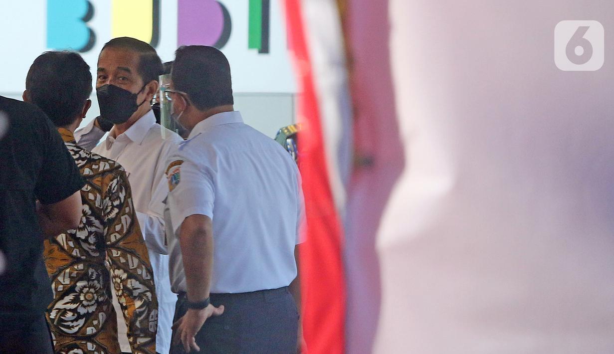 Presiden Joko Widodo atau Jokowi (tengah) didampingi Menteri Kesehatan Budi Gunadi Sadikin (kiri) dan Gubernur DKI Jakarta Anies Baswedan (kanan) meninjau vaksinasi COVID-19 massal pelaku transportasi di Terminal Kampung Rambutan, Jakarta, Kamis (10/6/2021). (Liputan6.com/Herman Zakharia)