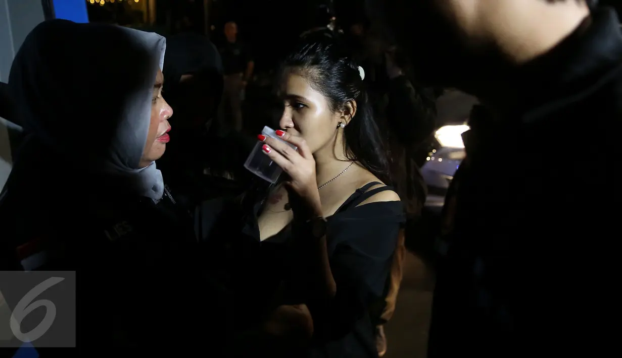 Pengunjung menunggu giliran untuk melakukan tes urine saat razia narkotika di tempat hiburan malam di Kemang, Jakarta, Kamis (29/12). Razia gabungan ini digelar dalam rangka cipta kondisi menghindari penyalahgunaan narkoba. (Liputan6.com/Johan Tallo)