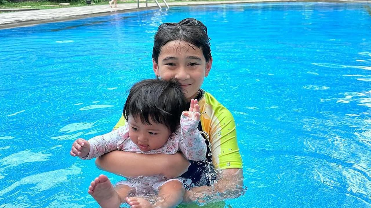 Momen Lucu Rafathar Ajari Adik Bungsunya Lily Si Pulen Berenang di Kolam