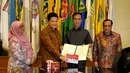 Ketua KPU, Husni Kamil Manik (kedua kiri) bersama Sekretaris Jenderal Kemendagri Yuswandi A. Tumenggung (kedua kanan) berfoto bersama usai penyerahan DP4 Pilkada Serentak 2015 di Kemendagri, Jakarta, Rabu (3/6/2015). (Liputan6.com/Yoppy Renato)