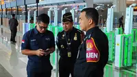 Kepala Bidang TPI Soekarno-Hatta, Bismo Surono (tengah) saat mendampingi Dirjen Imigrasi Silmy Karim melakukan pemantauan di Bandara Soekarno Hatta. (Istimewa)