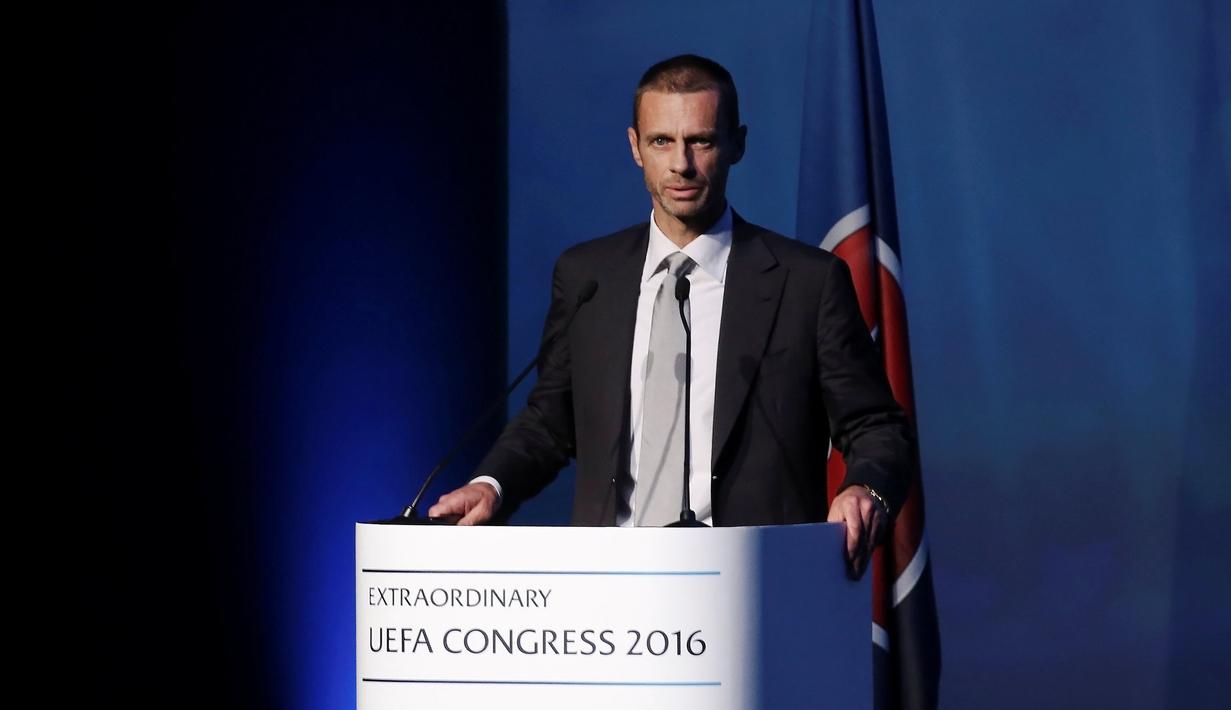 Aleksander Ceferin memberikan sambutan setelah dirinya terpilih sebagai Presiden baru UEFA dalam Kongres UEFA di Athena, Yunani, Rabu (14/9). (Reuters/Alkis Konstantinidis)