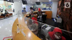Teller melayani nasabah di salah satu kantor cabang Bank BTN di Jakarta, Kamis (7/10/2021). Perubahan jam layanan di jaringan kantor, Bank BTN berlaku mulai 6 Oktober 2021 dengan tetap menerapkan protokol kesehatan. (Liputan6.com)