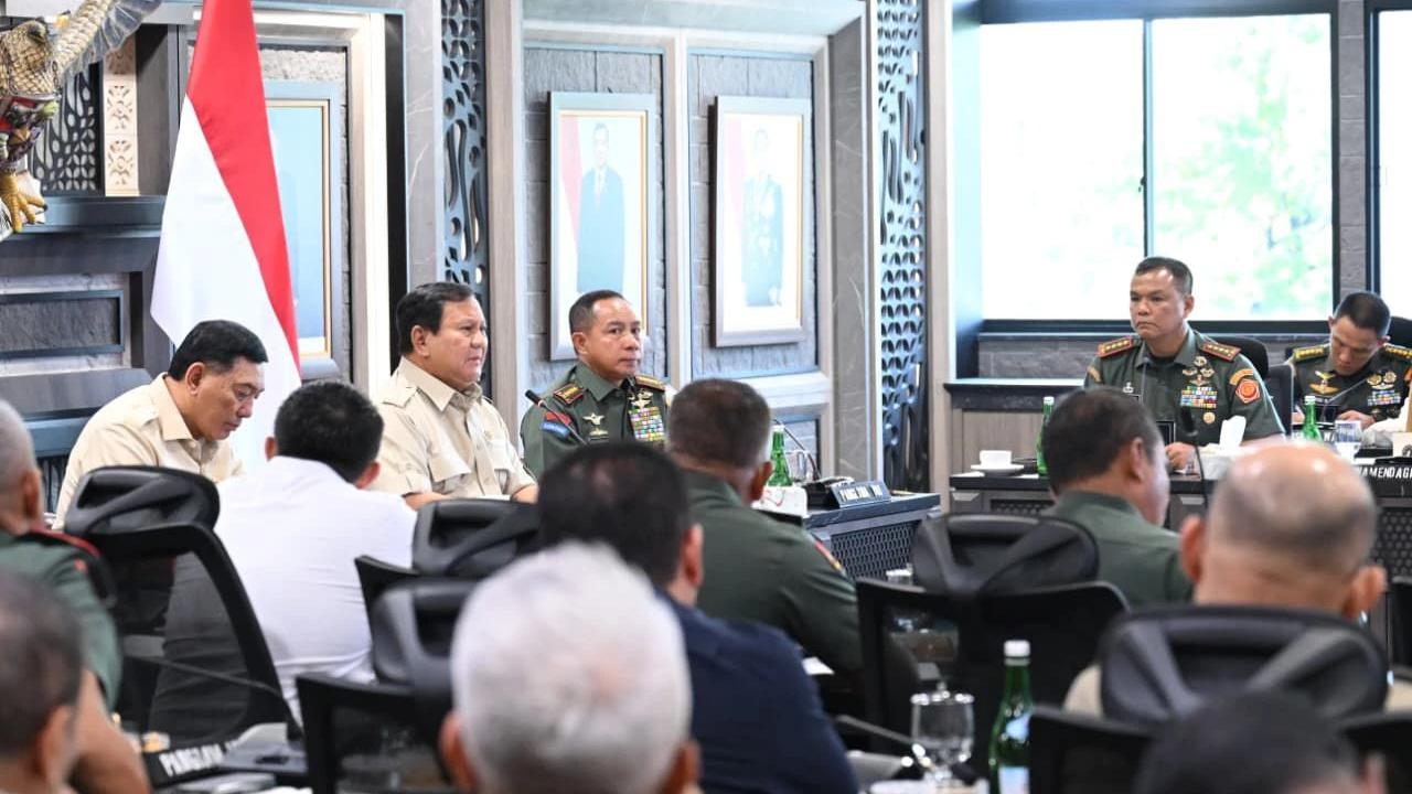 Presiden Prabowo Memimpin Langsung Evaluasi Nasional Koperasi Merah Putih di Mabes TNI