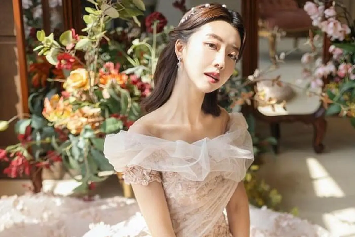 Gaya Pemotretan Prewedding YouTuber Sunny Dahye Berbalut Gaun Pengantin, Menawan bak Princess