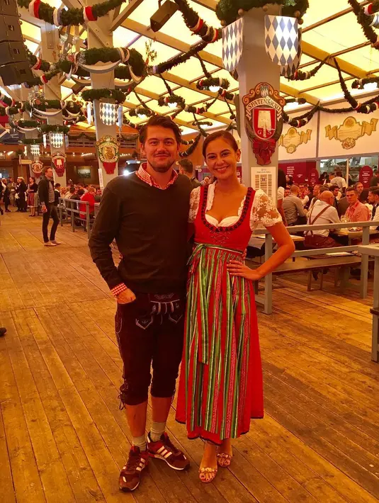 Nah kalau yang satu ini penampilan Marissa begitu ceria dengan baju bergaya etnik yang colorful. Sederhana, namun di foto ini ia terlihat begitu elegan. (Instagram/sunnysideuptravels)