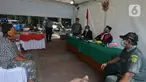 Pelanggar mengikuti sidang di tempat saat Operasi Yustisi di Kawasan Danau Sunter, Jakarta, Rabu (16/9/2020). Warga yang melanggar protokol Covid-19 langsung disidang tindak pidana ringan (tipiring) di tempat dengan membayar denda Rp 55.000 maupun sanksi sosial. (merdeka.com/Imam Buhori)