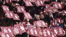 Suporter Torino membawa banner saat mendukung timnya melawan Juventus pada laga Serie A  di Stadio Grande Torino, Turin (18/2/2018). Juventus menang 1-0. (AFP/Marco Bertorello)