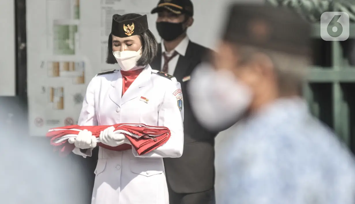 Tim Paskibra bertugas dalam upacara peringatan Sumpah Pemuda di Museum Sumpah Pemuda, Jakarta, Rabu (28/10/2020). Upacara peringatan 92 tahun Sumpah Pemuda yang mengangkat tema Sumpah Pemuda Bersatu dan Bangkit tersebut diadakan secara terbatas. (merdeka.com/Iqbal S Nugroho)