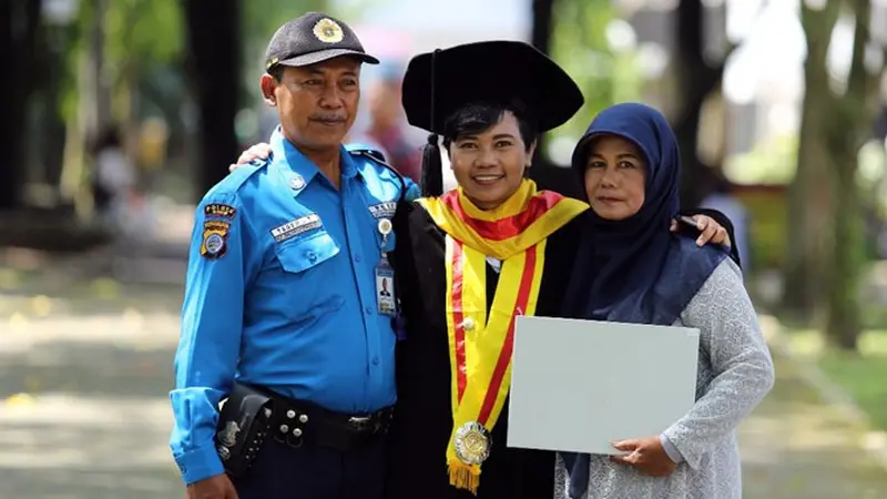 Perjuangan Satpam UGM Antar Anak Raih Gelar Doktor di UGM