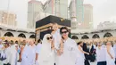 Rey Mbayang dan keluarga saat menunaikan ibadah umrah.