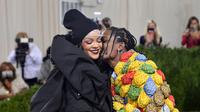 Rihanna dan A$AP Rocky tiba di Met Gala 2021 di Metropolitan Museum of Art pada 13 September 2021 di New York, Amerika Serikat (AS). (ANGELA WEISS/AFP)