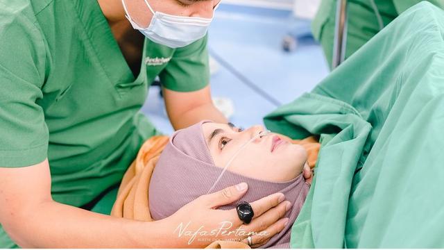 Anisa Rahma Melahirkan Anak Ketiga Perempuan Lagi, Ini 6 Potret Persalinannya
