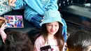 Momen perayaan ulang tahun Elea pun dibanjiri komentar warganet. Paras cantik Elea mencuri perhatian saat melihat potretnya sedang dijepret oleh handphone bak selebritas. Tak sedikit pula yang menilai wajah Elea mirip seperti orang Korea Selatan. (Liputan6.com/IG/@ussypratama)