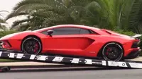 Lamborghini Aventador milik Justin Bieber saat dibawa ke pantai tempat ia menginap (Carscoops)