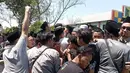 Sejumlah orang memaksa masuk ke ruang sidang pleno Muktamar ke-35 NU yang digelar di Ponpes Bahrul Ulum, Tambakberas, Jombang. (Liputan6.com/ Ahmad Apriyono)
