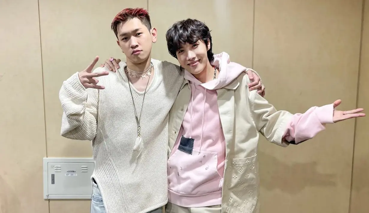 Rangkapan kemeja oversized bikin hoodie pink yang dikenakan J-Hope BTS terlihat kekinian [@uarmyhope]