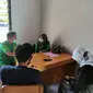 Kedua pasangan pelajar saat dilakukan interogasi oleh petugas Satpol PP Kabgor (Arfandi Ibrahim/Liputan6.com)