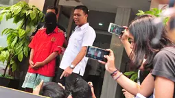 Pelaku atas laporan Undang-Undang ITE dugaan tindak pedolfilia yang dilaporkan Nafa Urbach dihadirkan di Polda Metro Jaya, Jakarta, Selasa (10/10). Pelaku berinisial MHHS itu berumur 19 tahun. (Liputan6.com/Helmi Afandi)