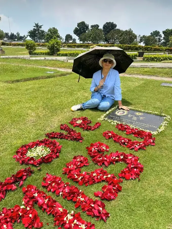 Potret Nurul Arifin di makam sang anak (Sumber: Instagram/na_nurularifin)