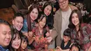 Makan malam Imlek bareng keluarga, Sarwendah dan kedua putrinya kompak berbusana dengan motif senada. Sarwendah pilih kenakan setelan blouse dan rok midi, sedangkan kedua putrinya kenakan atasan double layer dan celana putih [@sarwendah29]