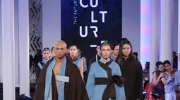 Model mengenakan busana karya Wastu by Auguste Soesastro dan Populo Batik dalam acara Fashion Nation 12th Edition di Jakarta, Jumat (13/4). Ba'i Soemarlono membawakan koleksi busana bertajuk Purity dalam Fashion Nation 2018. (Liputan6.com/Arya Manggala)