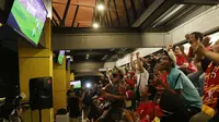 Suasana Nobar Nottingham Forest vs Liverpool di Black Stone Garage, Jakarta, Sabtu (22/10/2022). (Bola.com/M iqbal Ichsan)
