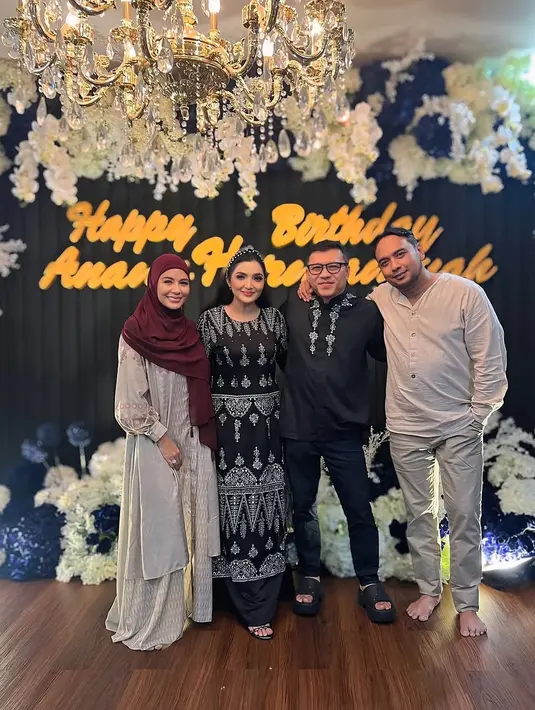 Meisya Siregar tampil anggun kenakan dress berlengan gelembung motif print warna bronze. Dipadu dengan hijab segi empat burgundy [@meisya_siregar]