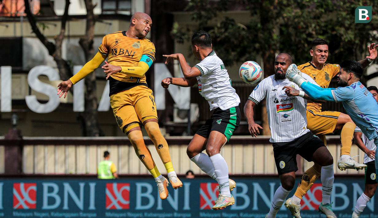 <p>Kapten tim Bhayangkara FC, Anderson Salles (kiri) melepaskan sundulan dalam sebuah kemelut di depan gawang PSS Sleman pada laga pekan ke-25 BRI Liga 1 2023/2024 di Stadion PTIK, Jakarta Selatan, Kamis (22/2/2024). (Bola.com/Bagaskara Lazuardi)</p>