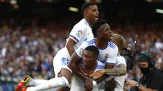 Real Madrid berhasil menaklukkan tun rumah Brcelona 2-1 dalam laga El Clasico Liga Spanyol 2021/2022, Minggu (24/10/2021). Dua debutan di masing-masing kubu, David Alaba di Real Madrid dan Sergio Aguero di Barcelona sukses menyumbang 1 gol. (AP/Joan Monfort)