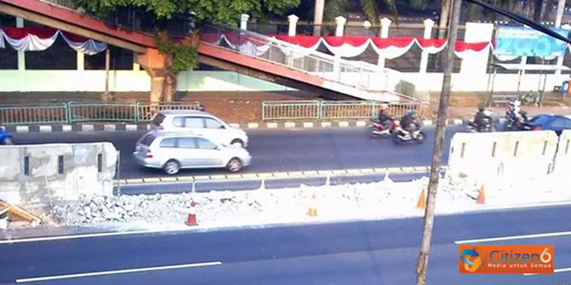 Beton Pembatas Tol Jalan Gatot Subroto Ambrol