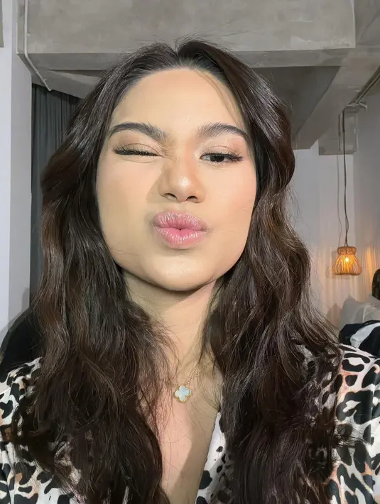 Belum lagi area mata yang dibuat lebih tajam dengan winged-eyeliner tipis dan bulu mata yang lebih lentik. [Foto: Instagram/azizahsalsha_]