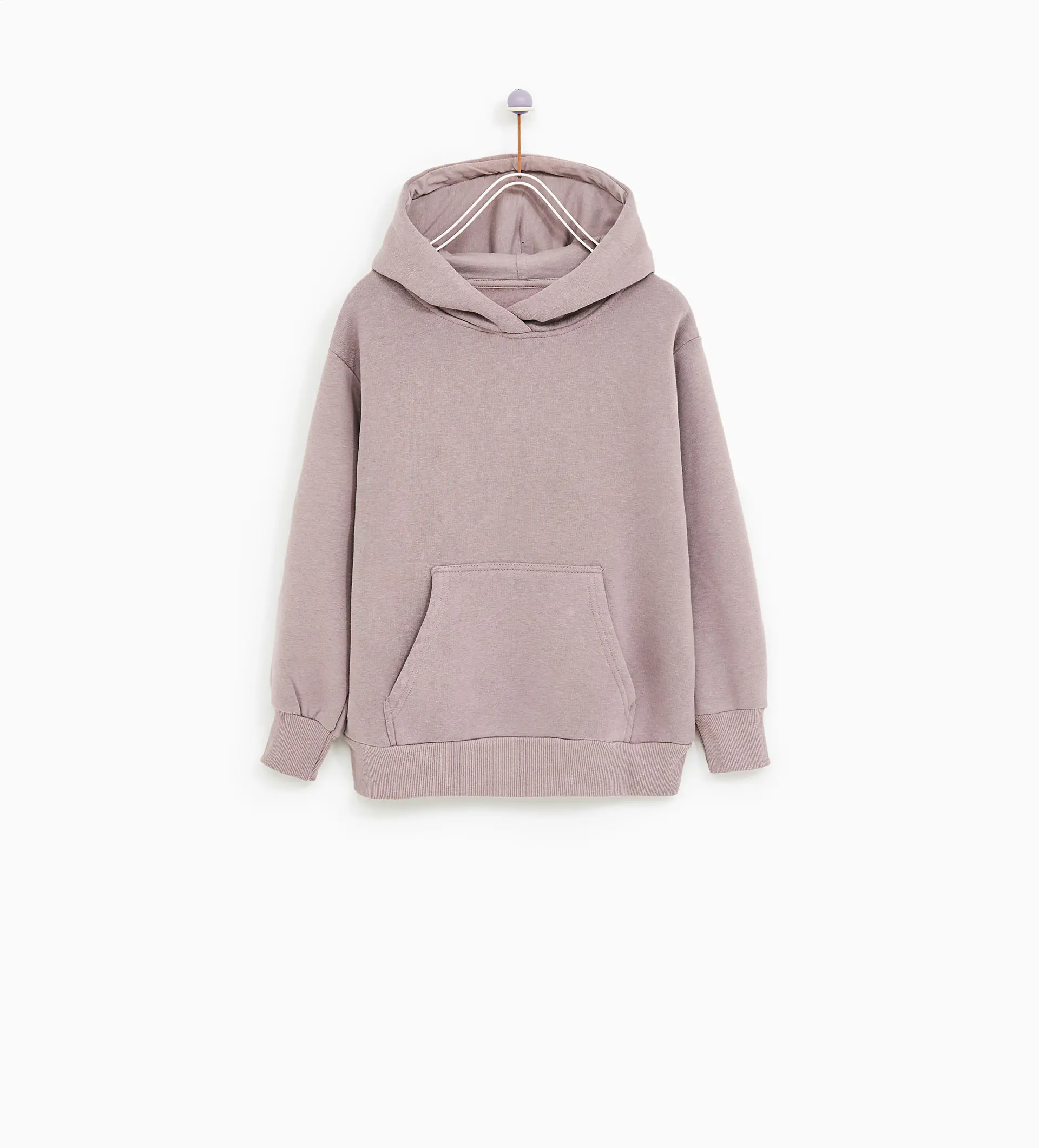 Hoodie with long cuffed sleeves and front pouch pocket. Zara