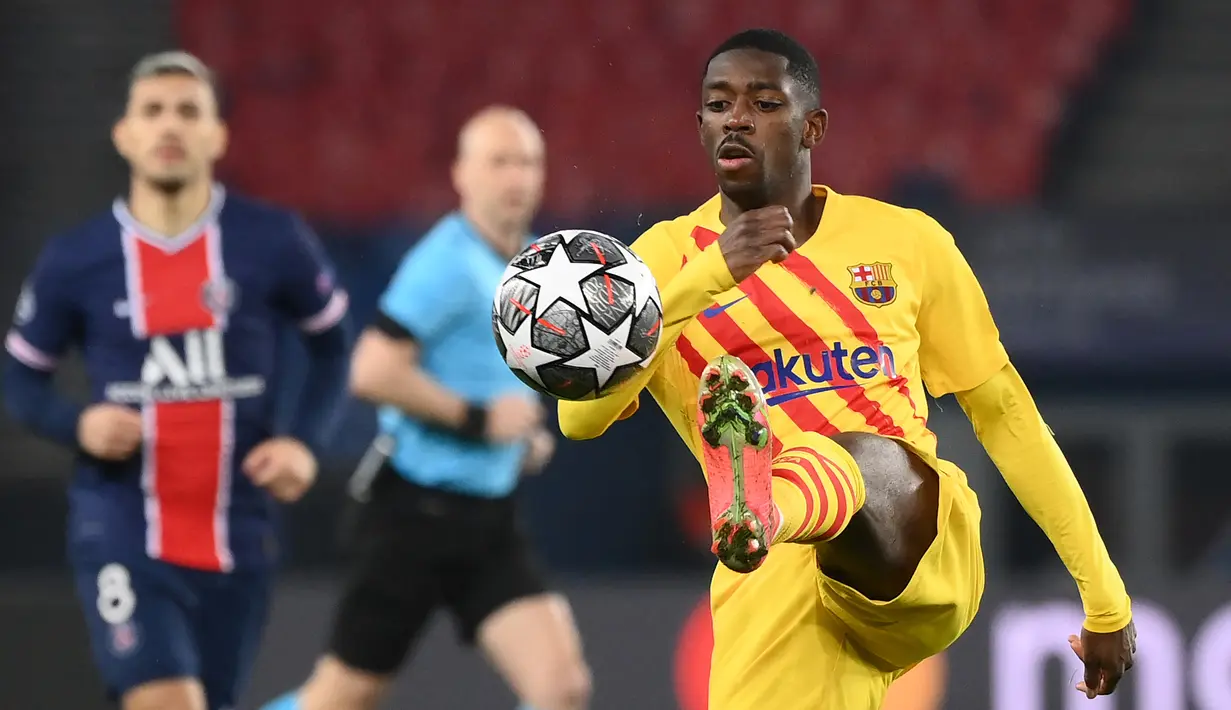 Ousmane Dembele. Didatangkan dari Borussia Dortmund pada awal musim 2017/2018 dengan mahar 105 juta euro, performanya masih jauh dari yang diharapkan. Sering dilanda cedera, ia baru tampil 118 laga dengan mencetak 30 gol dan 21 assist. Musim ini ia sama sekali belum dimainkan. (AFP/Franck Fife)