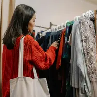 Belajar dari kasus pria yang terkena penyakit kulit karena thrifting atau pakaian bekas, ini  kenapa penting mencucinya terlebih dahulu sebelum dipakai. [pexels/cottonbro].