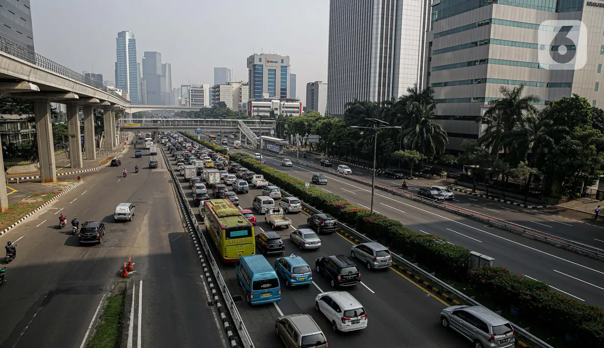 Sejumlah kendaraan roda empat terjebak macet di ruas Tol Dalam Kota, Jakarta, Senin (5/7/2021). Macet tersebut disebabkan karena adanya penutupan sejumlah pintu keluar tol dalam kota dalam masa PPKM Darurat. (Liputan6.com/Faizal Fanani)