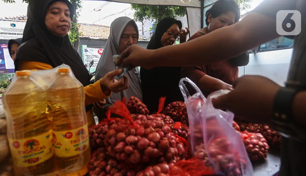 Sejumlah warga memilih bawang saat Gerakan Pasar Murah (GPM) Bawang Merah di halaman Kantor Kelurahan Tegal Parang,  Jakarta, Senin (6/5/2024). (Liputan6.com/Angga Yuniar)