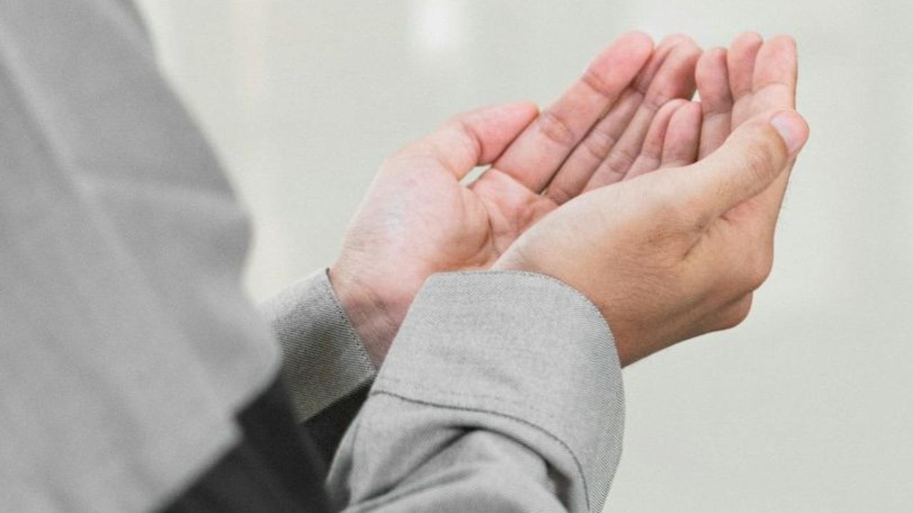 6. Membaca Doa Ziarah Kubur<br>