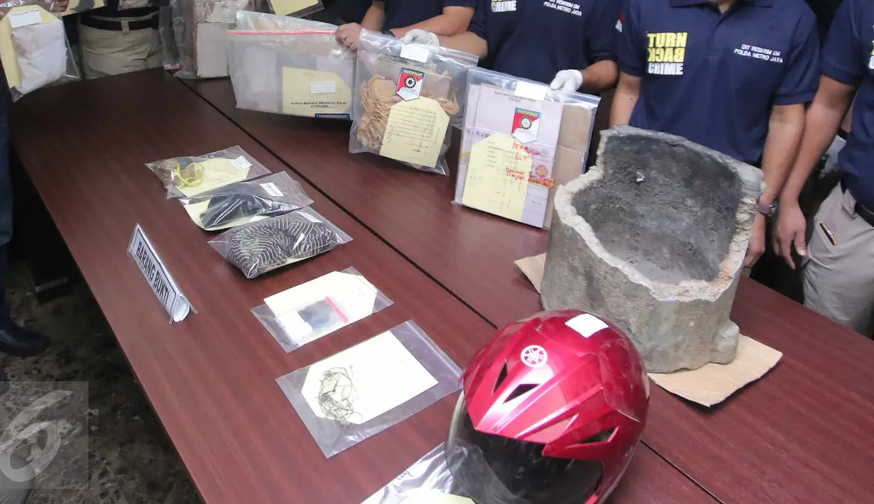Sejumlah barang bukti diperlihatkan dalam jumpa pers di Mapolda Metro Jaya, Jakarta, Sabtu (10/10). Polda Metro Jaya menetapkan Agus alias A sebagai tersangka pembunuhan bocah yang ditemukan tewas didalam kardus di Kalideres. (Liputan6.com/Angga Yuniar)
