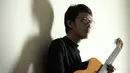 "Pengennya serius semua ya, karena kan genrenya beda-beda. Cuman kadang ada kesibukan yang berbeda, jadi agak sulit menyesuaikan." Ujar pemilik nama Tohpati Ario Hutomo dikediamannya saat berbicang dengan Bintang.com. (Bambang E. Ros/Bintang.com)