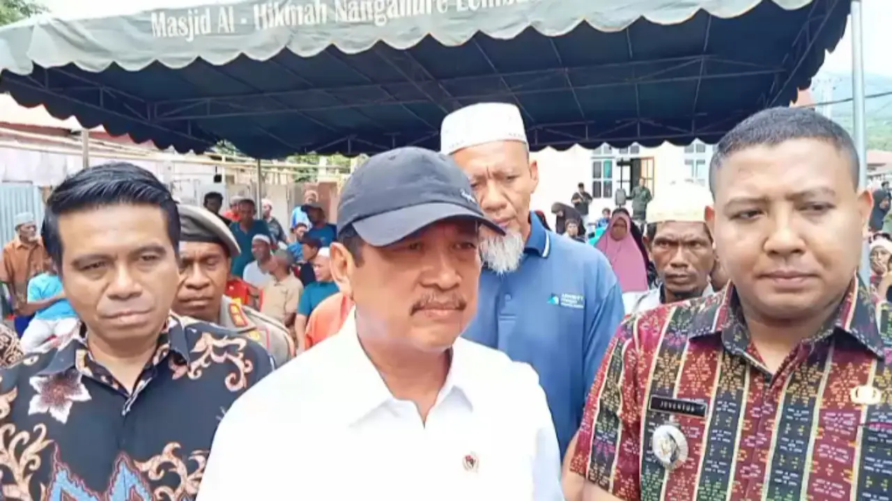 Menteri Kelautan dan Perikanan Sakti Wahyu Trenggono di kampung nelayan Sikka. (Liputan6.com/Ola Keda)