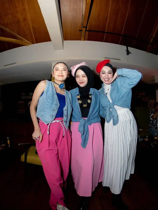 Santyka Fauziah memadukan atasan turtleneck putih dengan rok lipit panjang yang juga berwarna putih. [Foto: Instagram/ferdinan_sule]