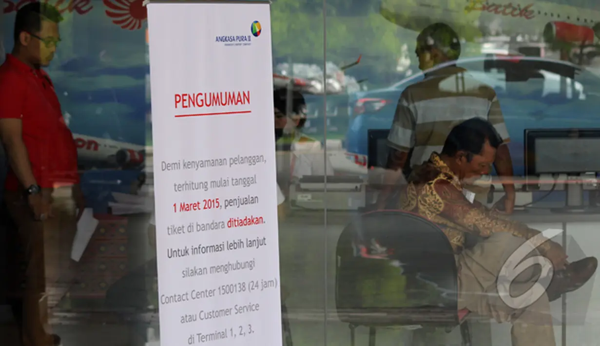 Sebuah pengumuman mengenai ditiadakannya loket penjualan tiket di bandara terpampang di kawasan Bandara Soekarno-Hatta, Jakarta, Sabtu (28/2/2015). (Liputan6.com/Faisal R Syam)