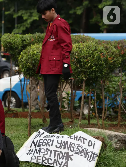 Mahasiswa dari berbagai universitas melakukan aksi unjuk rasa di kawasan Patung Kuda, Jakarta Pusat, Senin (4/11/2022). Sejumlah mahasiswa meramaikan kawasan Patung Kuda dalam aksi demo 11 April ini. (Liputan6.com/Helmi Fithriansyah)