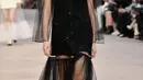 Dress wol hitam semakin istimewa dengan paduan boots yang menambah kesan edgy pada tampilan. [Foto: Chanel.dok]