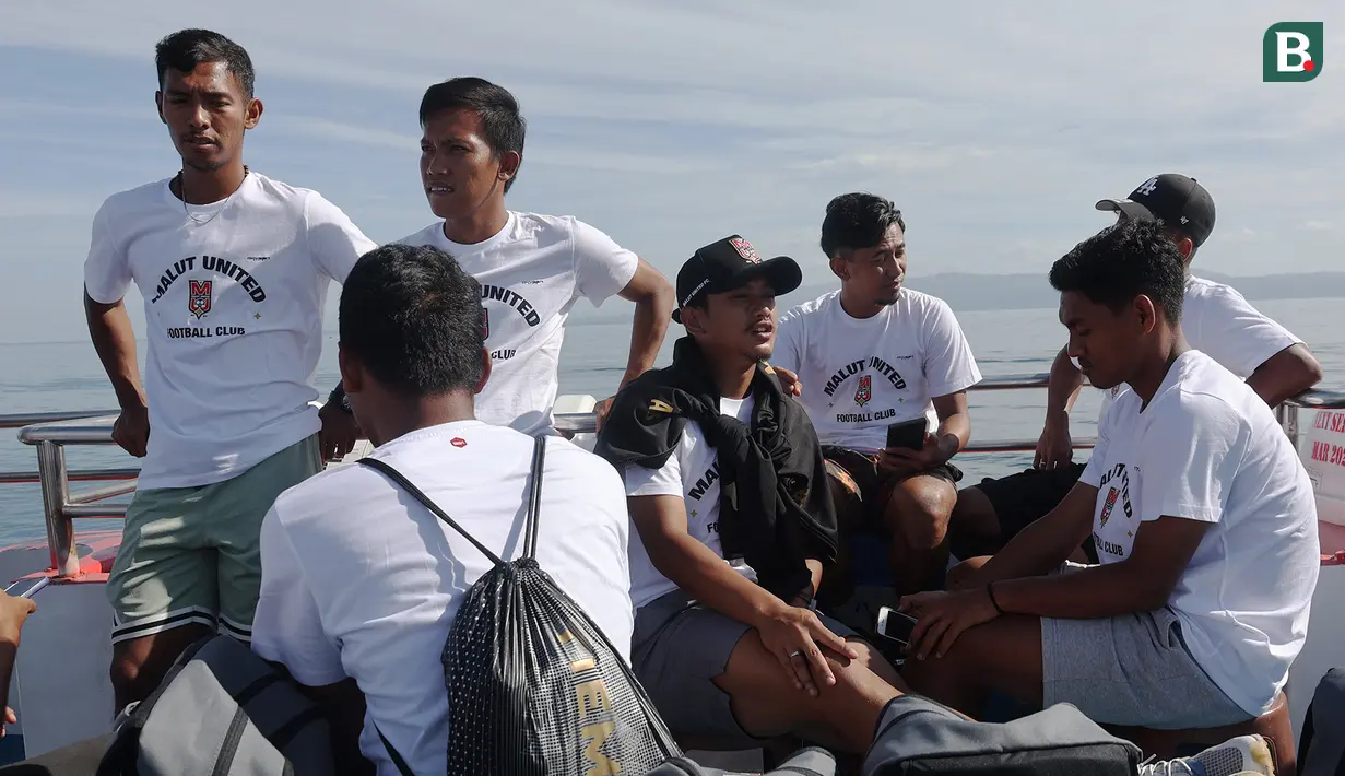 Sejumlah pemain Malut United mengobrol untuk mengisi waktu perjalanan di atas kapal saat menuju ke Kota Sofifi, Maluku Utara. (Bola.com/Okie Prabhowo)
