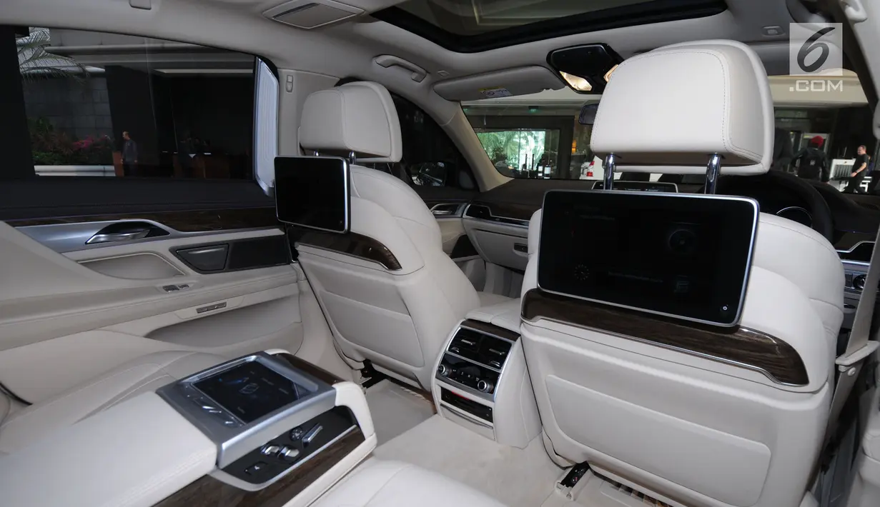 Interior BMW seri 7 yang dibuat untuk tamu saat peluncuran BMW Premium Shuttle Shangri-La Exclusive Staycation di Jakarta, Selasa (10/7). Program kerjasama ini untuk tamu sebagai paket menginap dan tranportasi di wilayah Jakarta. (Merdeka.com/Dwi Narwoko)
