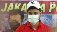 Artis peran Rio Reifan dihadirkan dalam rilis kasus narkoba di Polres Metro Jakarta Pusat, Rabu (21/4/2021). Ditangkap pada Senin, 19 April 2021, ini merupakan kali keempat Rio Reifan berurusan dengan polisi karena kasus narkoba. (Liputan6com/Herman Zakharia)